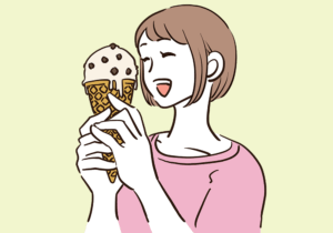 アイスクリームを楽しむ女性