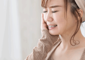 歯がしみる女性